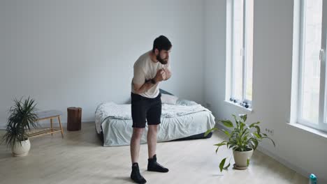 hombre haciendo un ejercicio en su dormitorio