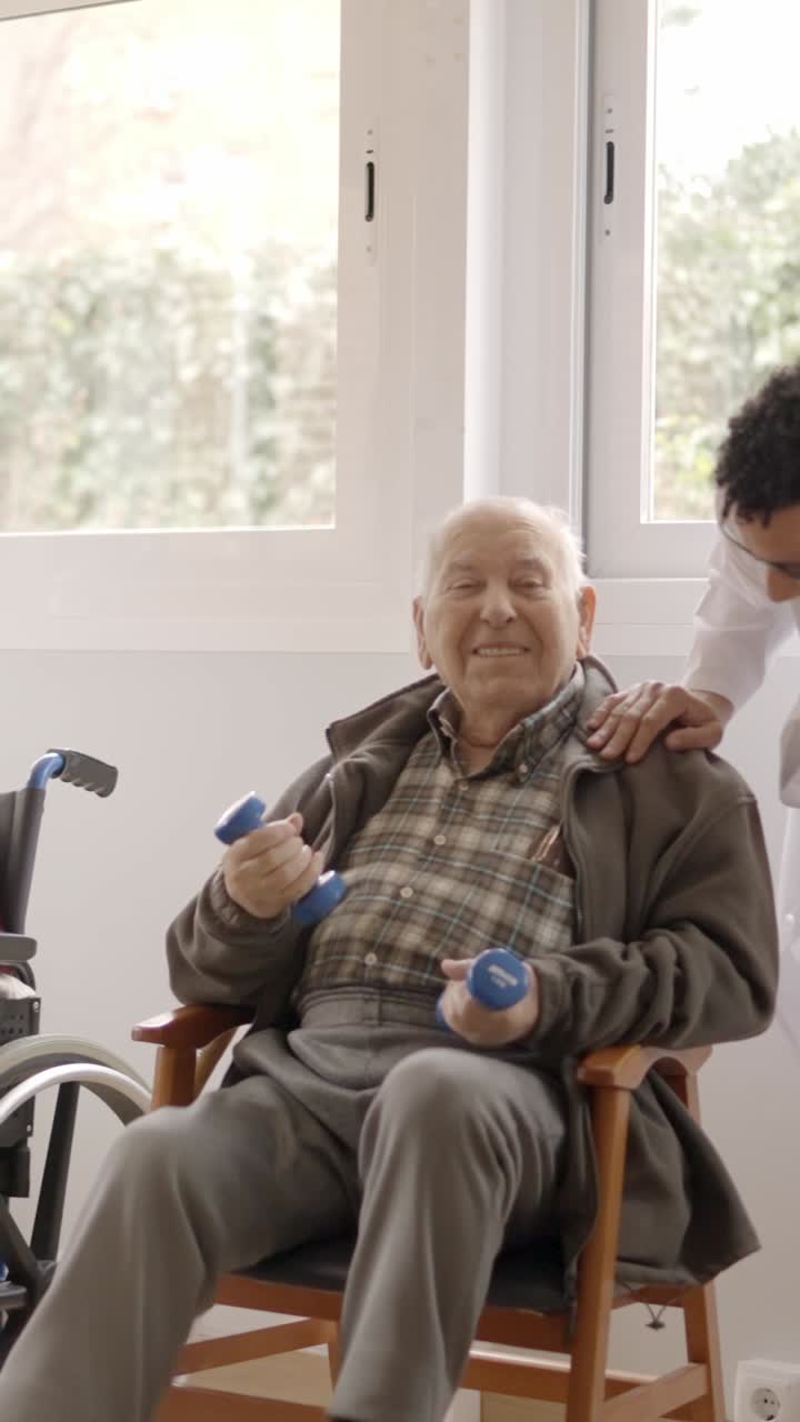 Fisioterapisti che parlano con persone anziane durante l'esercizio in geriatria