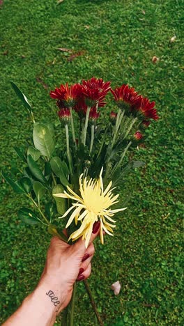 ramo de flores en la mano