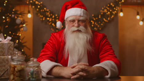 primer plano de santa claus de cabello gris con gafas mirando a la cámara. retrato de la vieja especie divertida de cara de santa claus barbudo. san nicolás saludando en feliz navidad. imágenes de alta calidad 4k