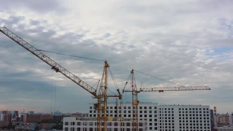 complejo residencial en construcción, grúas de construcción pan tiro circular
