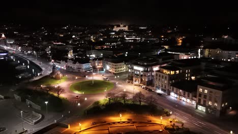 imágenes de drones de la rotonda de la avenida de san julián, san pedro, puerto guernsey, sobre north beach y wighbridge por la noche con el colegio elizabeth iluminado en el fondo.