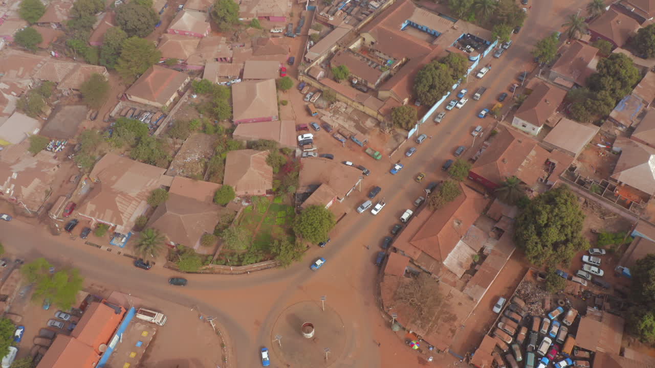 Edifici residenziali urbani densi e rotatoria a Bissau, ripresa aerea con drone dall'Africa
