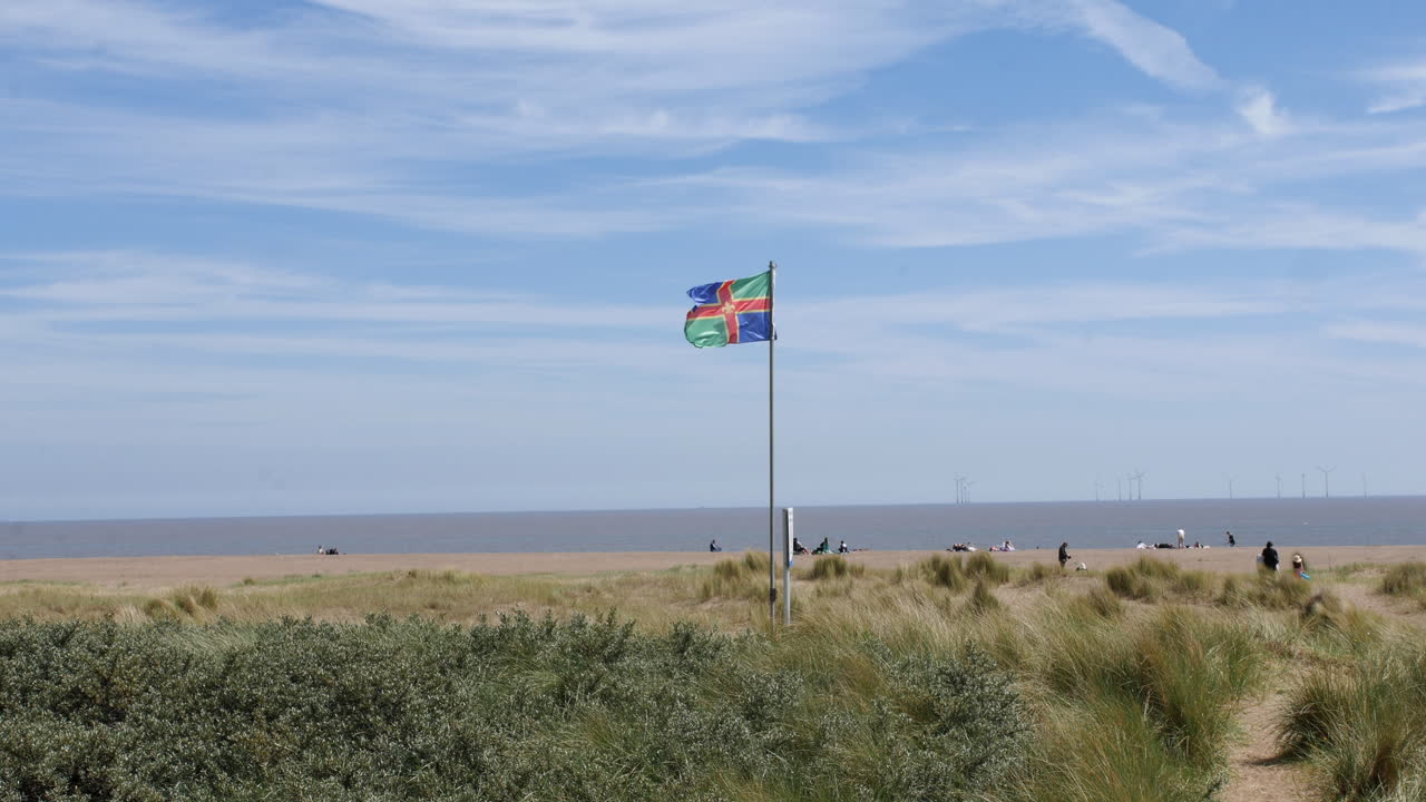 Lincolnshire-flagget på en strand i Chapel St Leonards i Skegness, England
