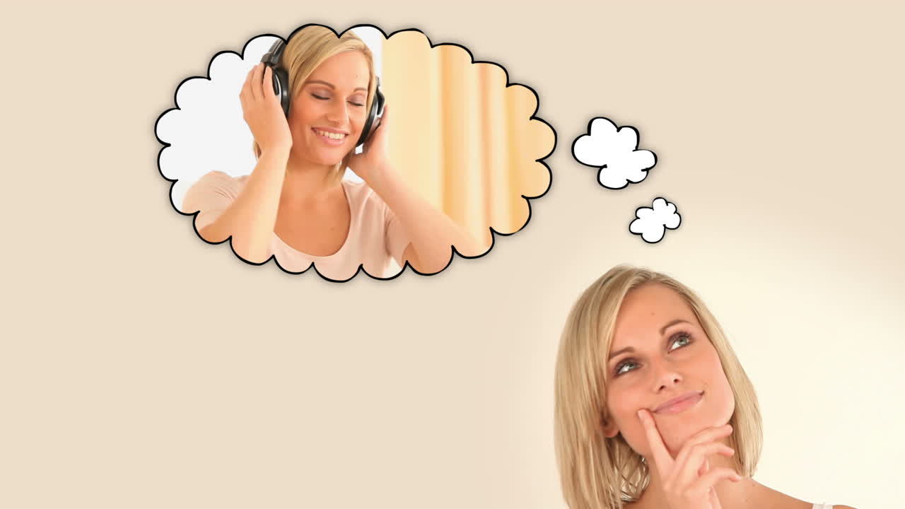 금발 여자 는 휴식 을 생각 하고 있다