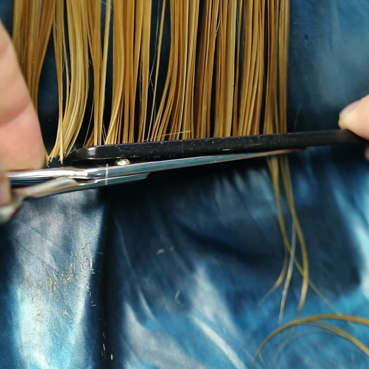 Tintura e taglio dei capelli in corso