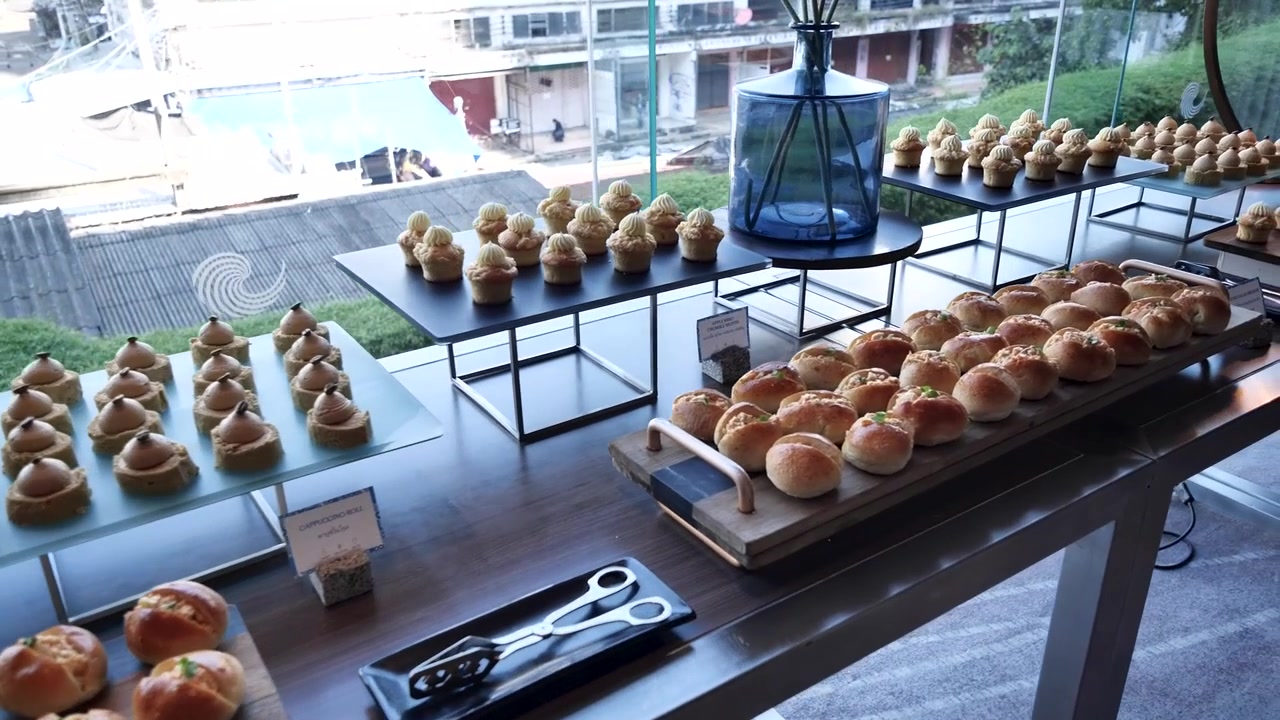 Exhibición de comida en línea de buffet de lujo