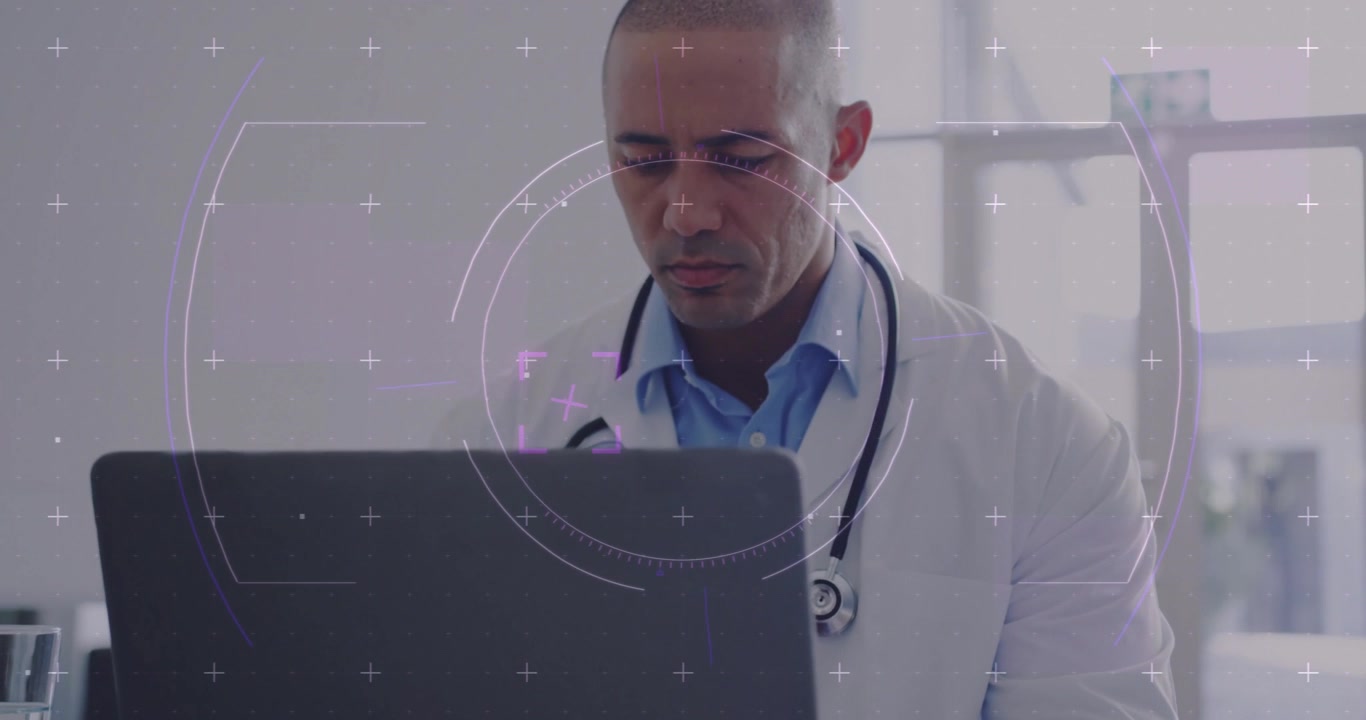 Medico che inizia a digitare su un laptop e visualizza grafici HUD animati durante l'inserimento di dati medici.