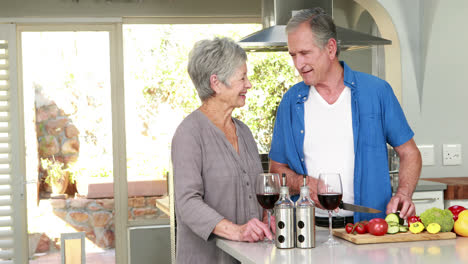 Feliz-Pareja-De-Ancianos-Haciendo-Una-Ensalada