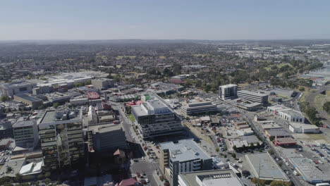 Impresionante-Perspectiva-Aérea-Del-Interior-De-La-Ciudad-De-Dandenong-Sobrevolando-Nuevos-Y-Antiguos-Desarrollos-En-Los-Días-De-Verano