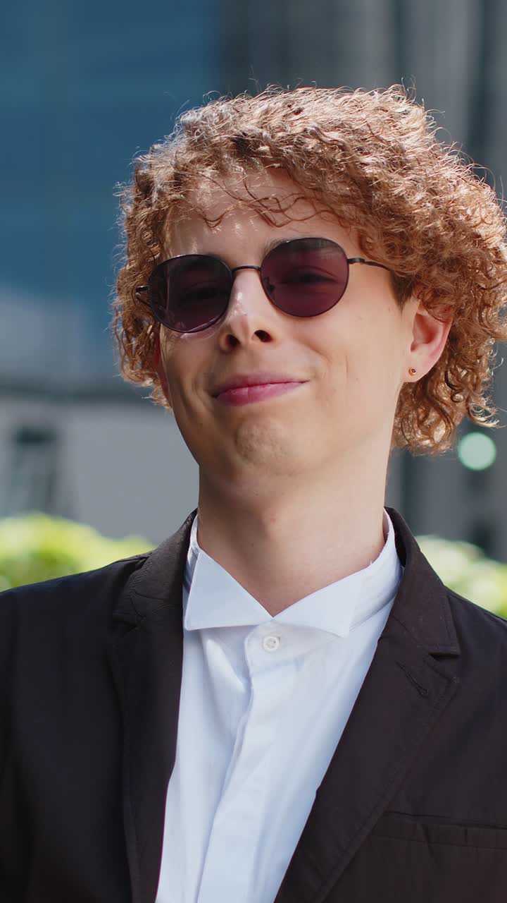 불만을 품은 사업가 손가락을 흔들지 말고 아이디어 제안에 불만을 표합니다.