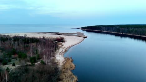 Luftdrohne-Panoramalandschaft-Mit-Flussgewässern,-Die-In-Den-Ozean-Münden,-Weißen-Sand,-Waldbäume,-Weite-Landschaft,-Skyline-Hintergrund,-Natürliche-Umgebung