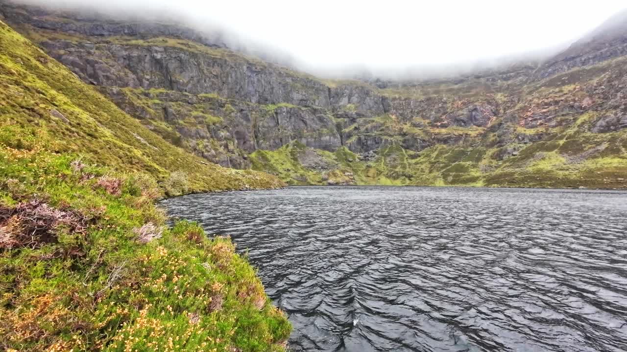 Fjellsjøen Coumshingaun i Comeragh-fjellene, Waterford, Irland, en vintermorgen.
