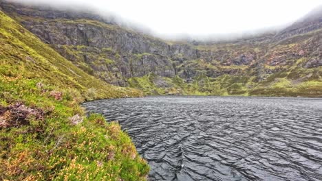 Berghang-See-Coumshingaun-Comeragh-Berge-Waterford-Irland-An-Einem-Wintermorgen