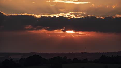 las nubes pasan en un lapso de tiempo de una gloriosa puesta de sol en una noche de junio sobre worcestershire, inglaterra, reino unido
