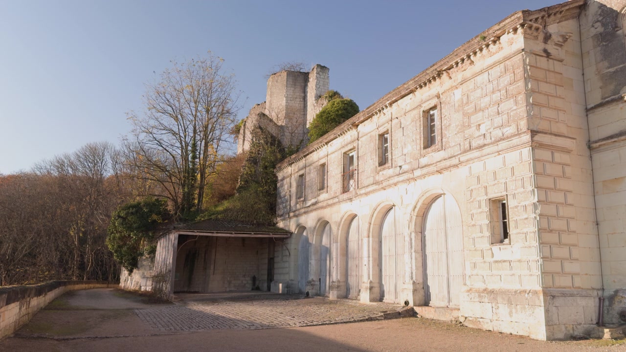 Castello storico a Saint-Aignan, ripreso sotto una serena luce autunnale