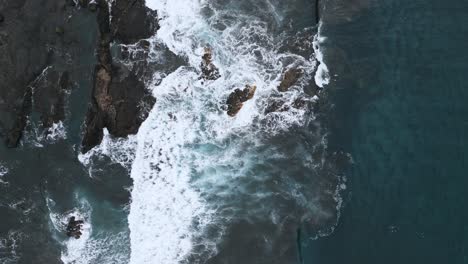 Vista-Aérea-De-Las-Olas-Del-Océano-Rompiendo-En-Las-Rocas