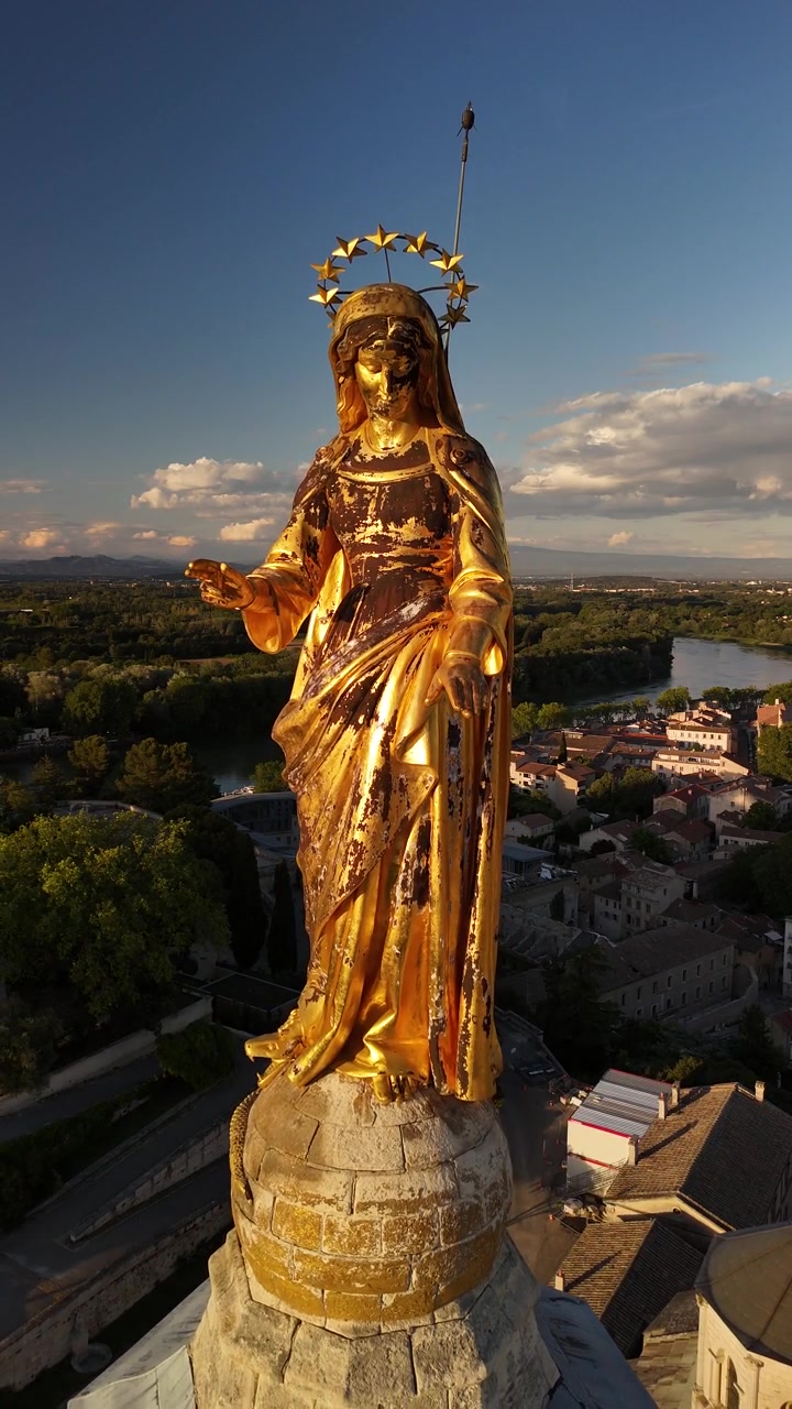 Statua della Vergine Maria in cima alla Cattedrale di Notre-Dame des Doms ad Avignone, Francia, video verticale