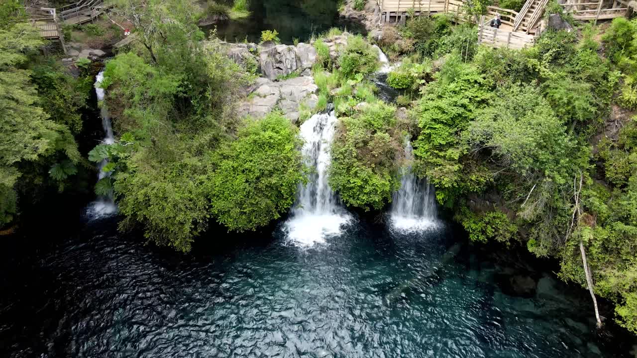 vista aérea de una pequeña cascada en un bosque - disparo de drones
