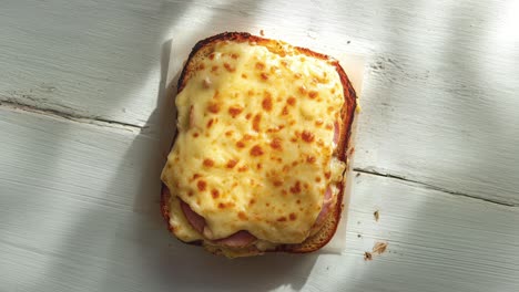 delicioso sándwich de croque monsieur en una mesa de madera rústica