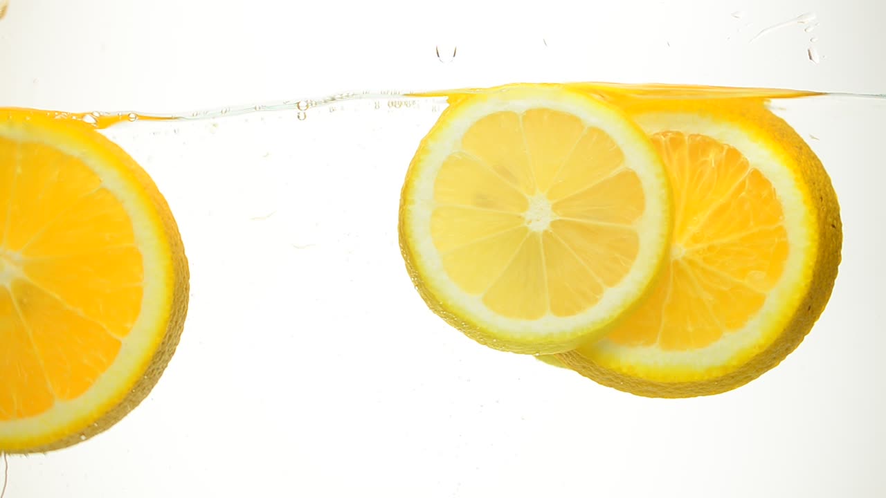 Caduta di frutta in acqua. Riprese in acqua