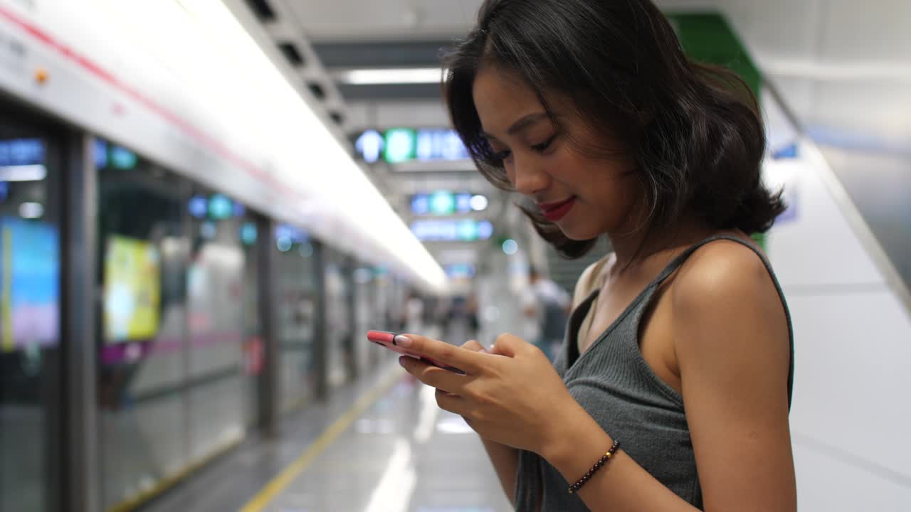 지하철역에서 전화를 사용하는 젊은 여성,4k