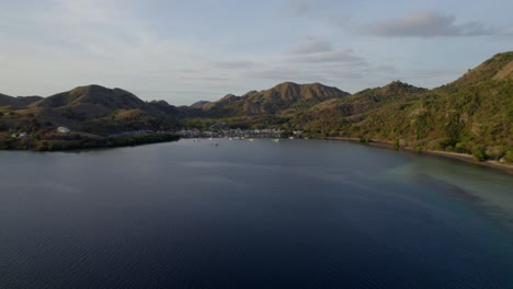 Antena-De-Komodo-De-La-Playa-Y-El-Arrecife-En-Un-Día-Caluroso-Y-Soleado-Al-Atardecer