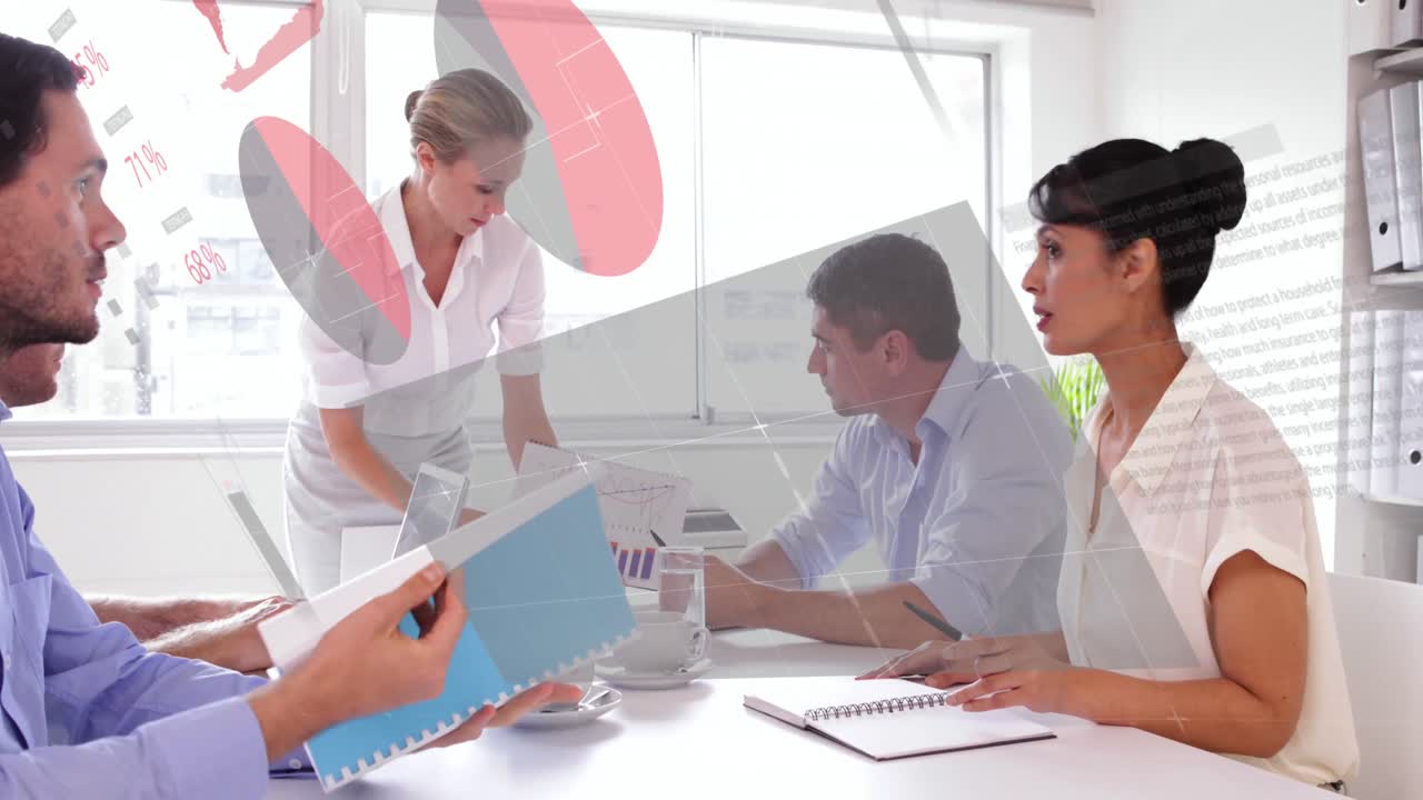 animación de la interfaz infográfica sobre diversos gerentes y compañeros de trabajo discutiendo informes en la oficina
