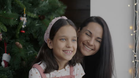 madre e hija disfrutando de la navidad