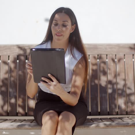 Adorable-Mujer-De-Negocios-Trabajando-En-Tableta