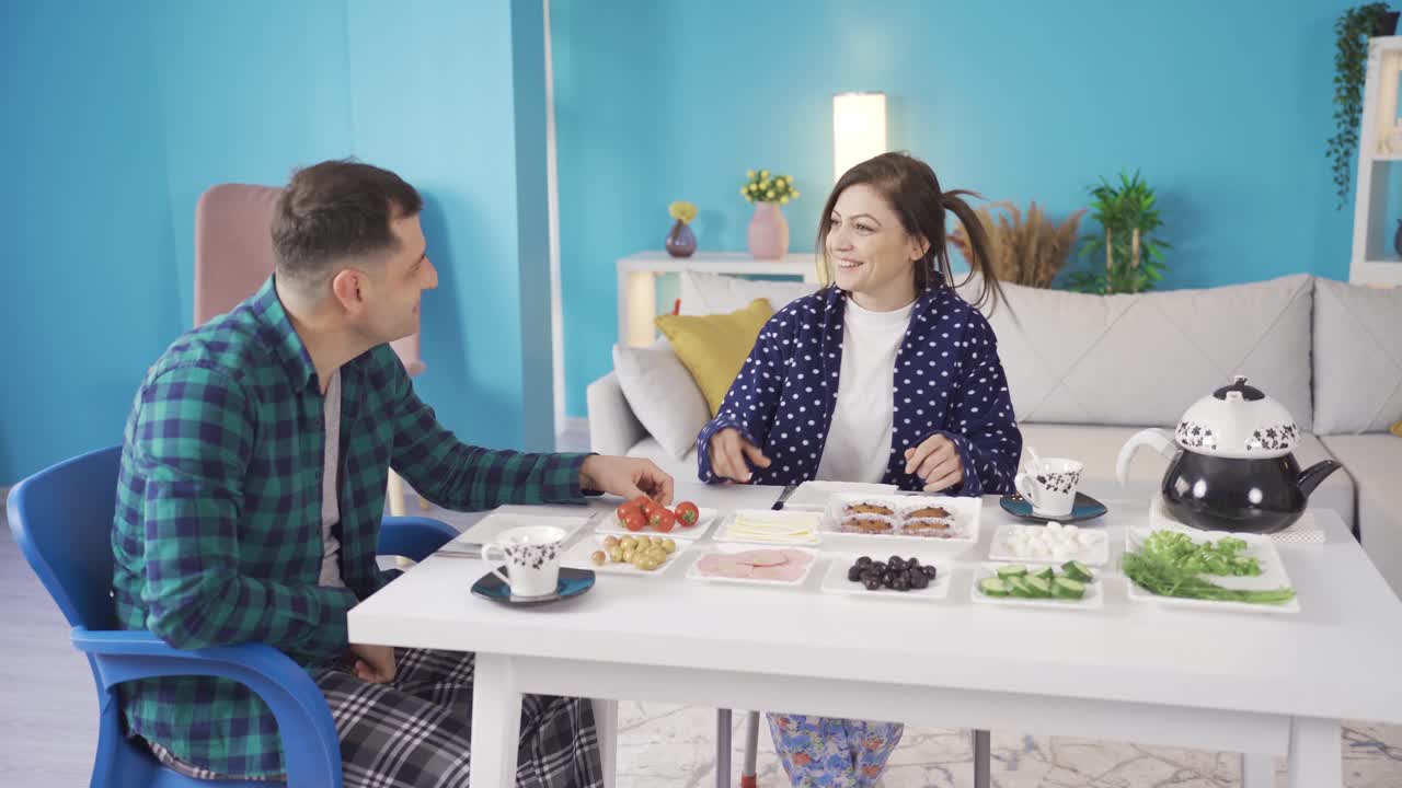 행복한 가족은 아침 아침 식사를 위해 집에서 즐겁고 만족합니다. 사랑하는 결혼 한 부부.