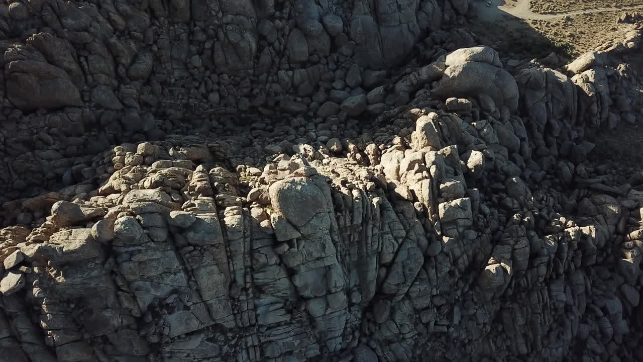 vista aérea de drones en las colinas de alamaba, rango de formación rocosa en la ladera este de sierra nevada, california, estados unidos