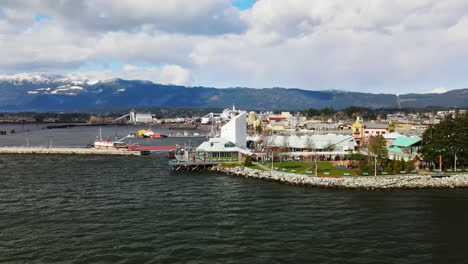 Alberni-Harbour-Quay-En-Port-Alberni-Con-Vistas-Al-Monte-Arrowsmith-Nevado-En-Segundo-Plano