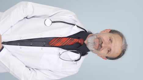 el video vertical del viejo doctor muestra la tos correcta.