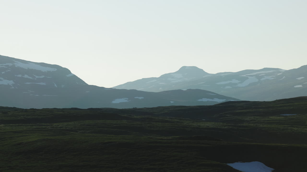 stekenjokk, 스웨덴, 북부 스칸디나비아의 산 뒤에 떨어지는 일몰