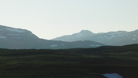 Sonnenuntergang-Hinter-Den-Bergen-Auf-Stekenjokk,-Schweden,-Nordskandinavien