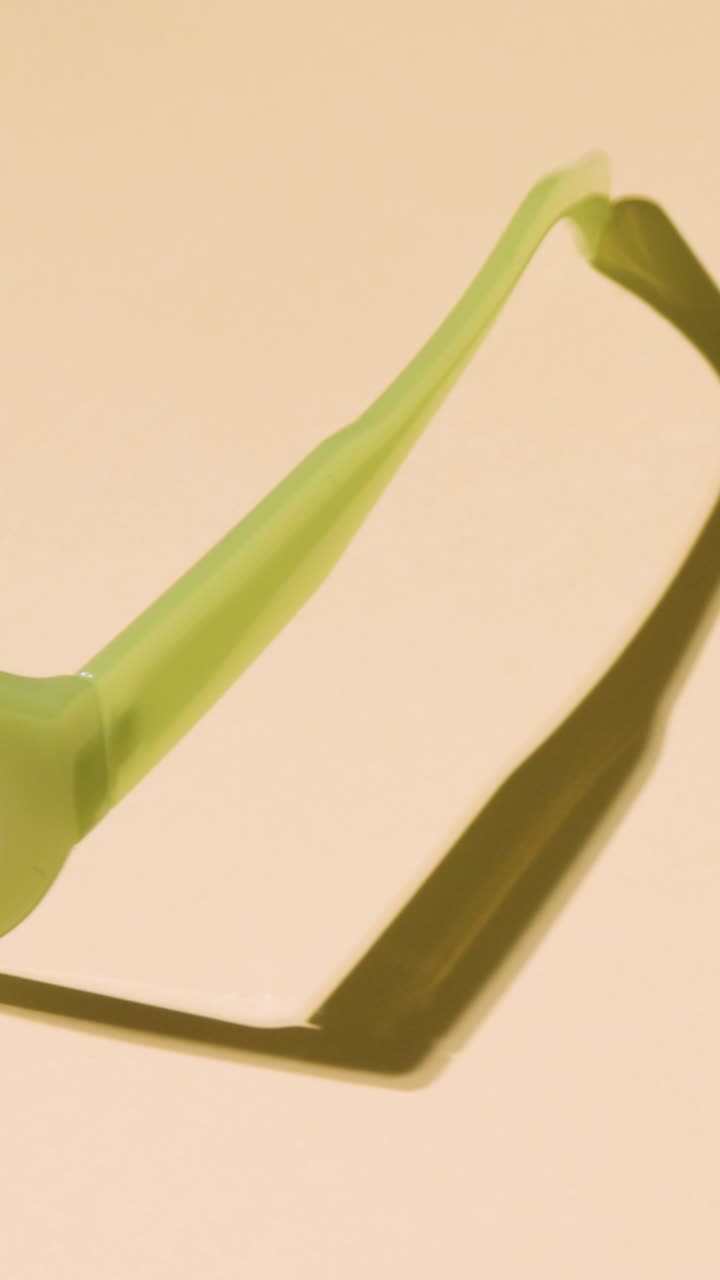 노란색 배경에 녹색 선글라스의 수직 여름 휴가 컨셉