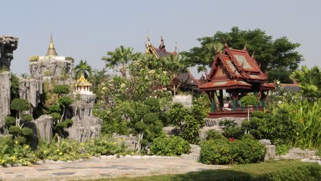hermoso jardín con pagoda y estructuras de piedra