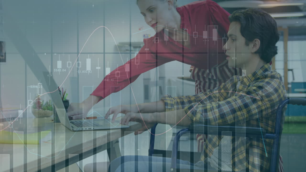 animación de múltiples gráficos con números sobre compañeros de trabajo caucásicos discutiendo informes en la computadora portátil