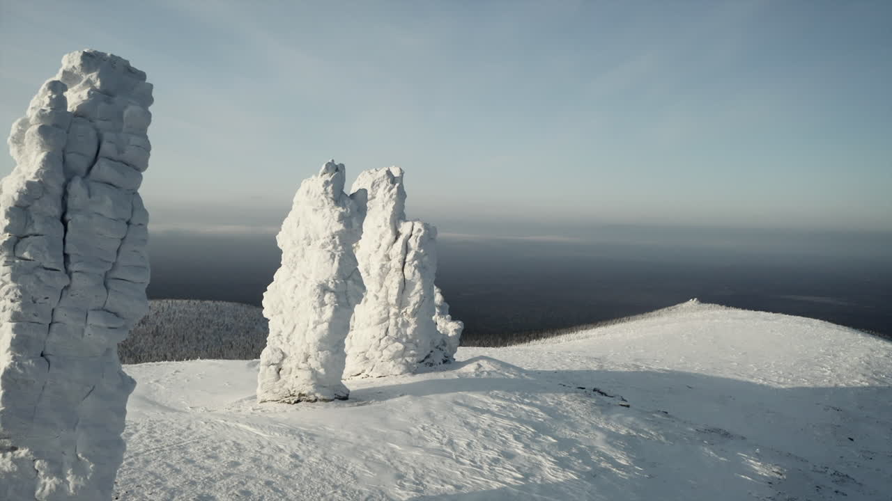 зимняя страна чудес: заснеженные скальные образования в сибири