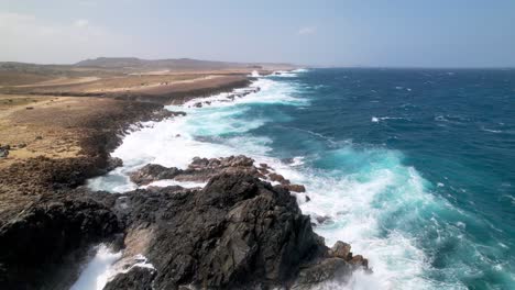 retiro aéreo mientras las olas se estrellan a lo largo de la costa de aruba