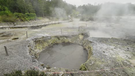 Vapor-Saliendo-De-Fumarolas-En-Furnas,-São-Miguel,-Azores