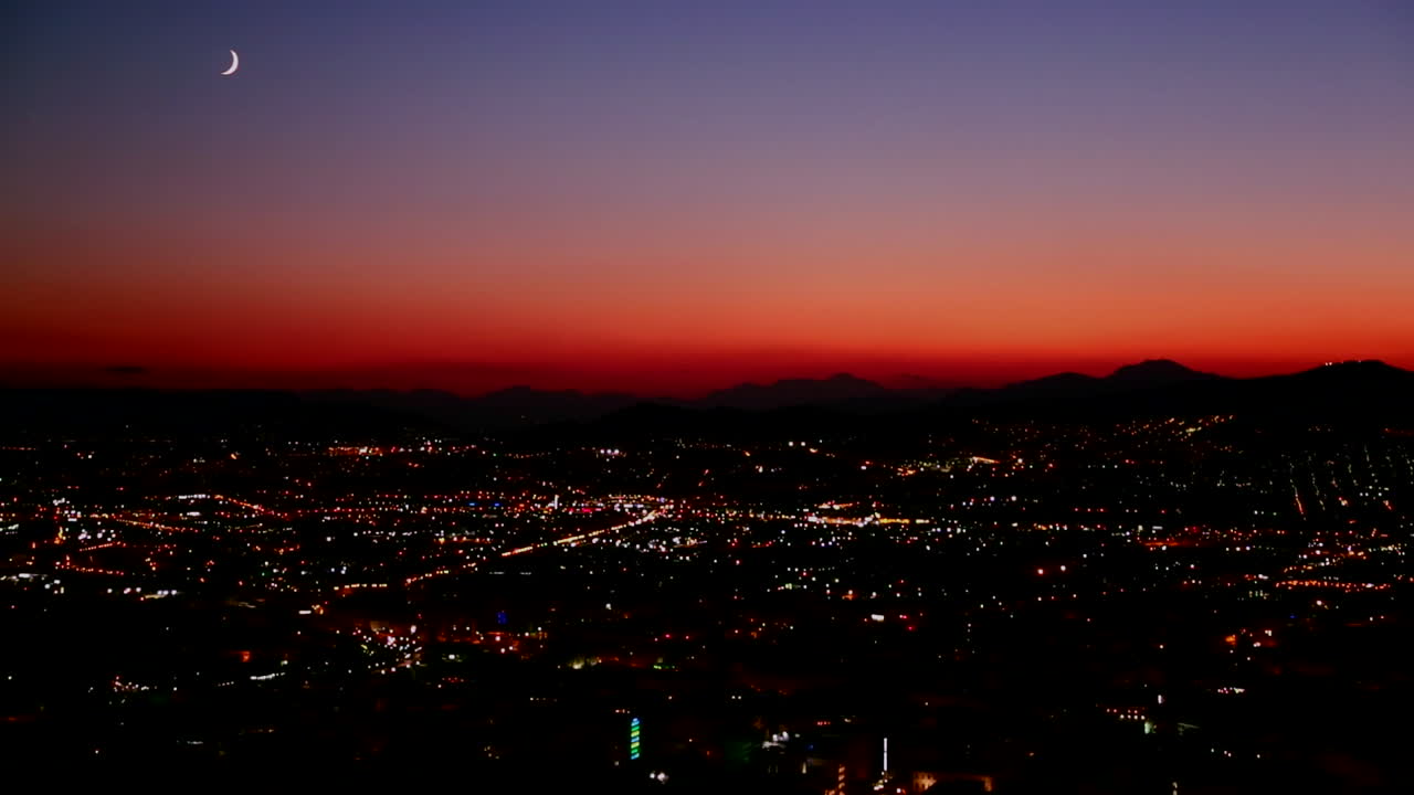 una puesta de sol nocturna sobre una concurrida metrópolis