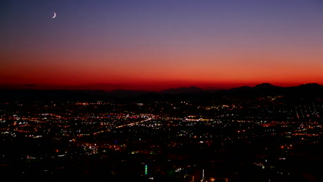 una puesta de sol nocturna sobre una concurrida metrópolis