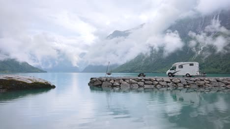 viajes de vacaciones en familia rv, viaje de vacaciones en autocaravana. hermosa naturaleza paisaje natural de noruega.
