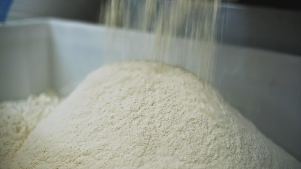 용기에 밀가루를 부어 넣는 것