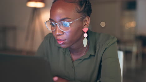 Fecha-Límite,-Lectura-Y-Mujer-Negra-Escribiendo