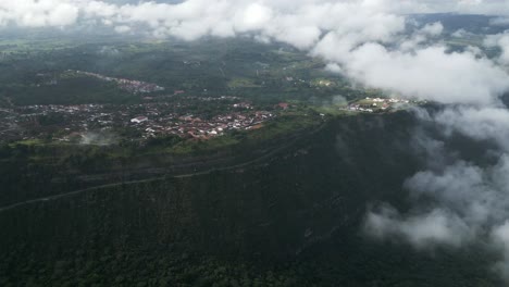 Antena-De-La-Ciudad-De-Barichara-En-El-Norte-De-Colombia-Arquitectura-Colonial-Zoom-Out