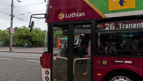 buses and trams in edinburgh city center