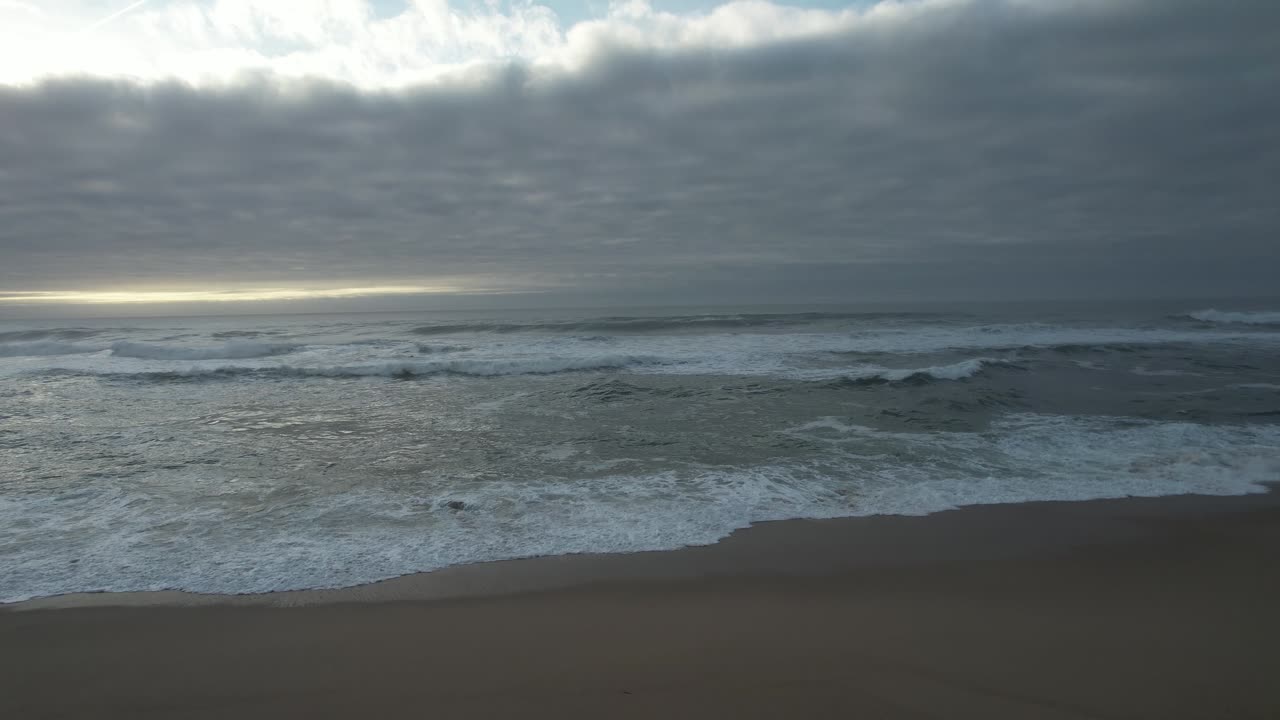 튀는 바다 파도와 해변